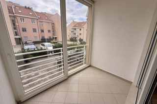 Appartamento con due camere da letto e loggia in un edificio residenziale