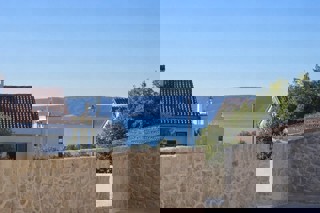 Moderno appartamento con piscina e giardino