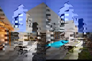 Villa di lusso di nuova costruzione con piscina