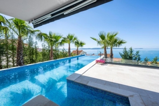 Villa di lusso con piscina e vista mare aperta