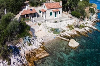 Bella casa di pietra in riva al mare, in vendita