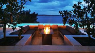 Villa di nuova costruzione con piscina e vista mare