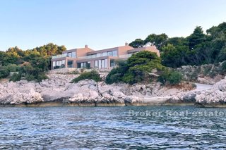 Villa di lusso con piscina, prima fila sul mare