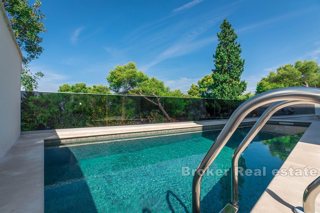 Villa con piscina e vista mare aperta