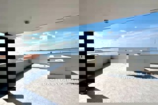 Ampio attico con vista mare