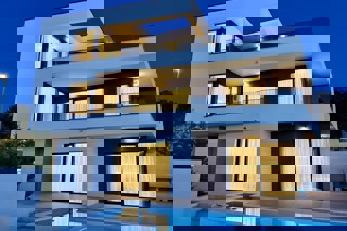 Villa moderna con vista mare