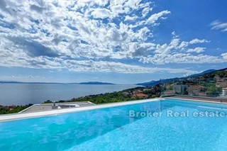 Villa di lusso con piscina e vista mare