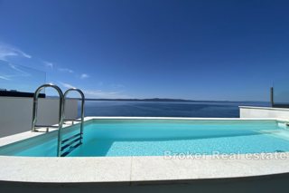 Attraente villa con piscina sul tetto, prima fila al mare