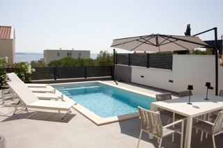 Villa con piscina e vista mare