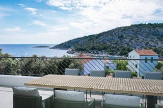 Appartamento con piscina e vista sul mare aperto