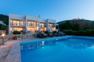 Casa con appartamenti con vista panoramica sul mare