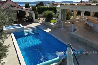 Una bella casa in pietra con un grande giardino e piscina