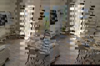 Appartamento ristrutturato con una camera da letto e vista mare