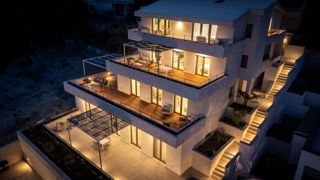 Edificio residenziale di lusso con vista mare