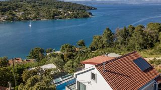 Villa moderna con vista mare