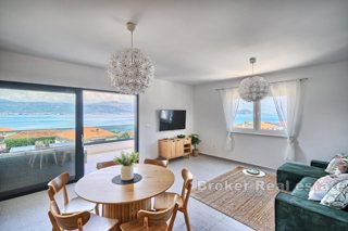 Appartamento moderno con piscina e vista sul mare aperto