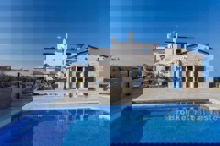 Una bellissima villa con piscina vicino al mare