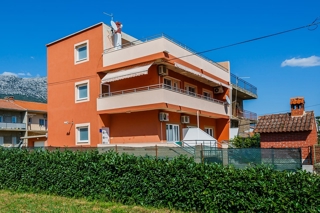 Casa con appartamenti in seconda fila dal mare a Kaštela