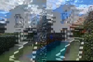 Appartamento su tre piani con piscina e terrazza panoramica