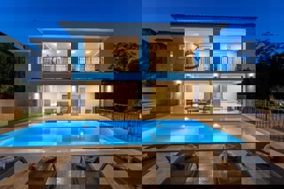 Villa con piscina vicino al mare