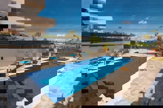 Lussuoso appartamento con tre camere da letto, piscina e giardino