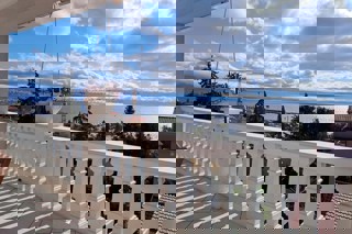 Ampio appartamento con taverna e vista mare