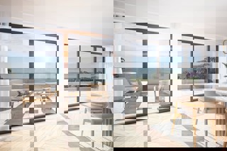 Appartamento di lusso al primo piano con terrazza, jacuzzi e vista mare