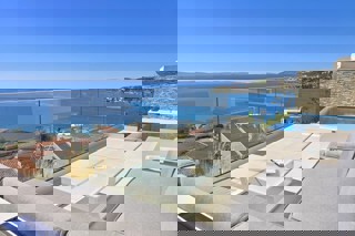 Villa con piscina e vista sul mare aperto