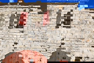 Casa rustica in pietra con camino e terrazza, vicino al mare