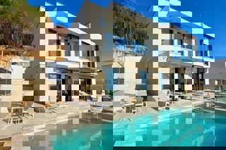 Villa con piscina e vista mare