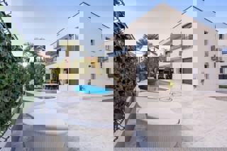 Villa moderna con piscina