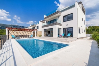 Villa con piscina e vista mare