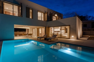 Villa moderna con vista mare