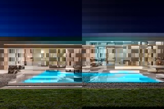 Villa di design al piano terra con piscina e dotazioni di alta gamma