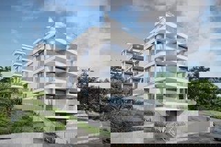 Moderno appartamento con due camere da letto e giardino in prima fila sul mare