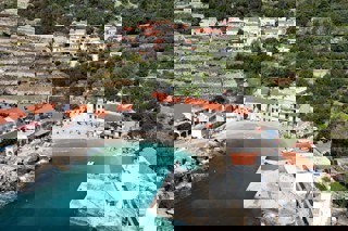 Casa in pietra con vista mare