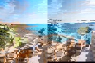 Attico con tre camere da letto e vista mare