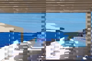 Appartamento di lusso con piscina vista mare