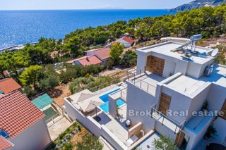 Villa con piscina e vista mare