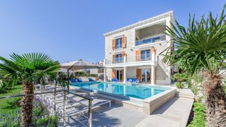 Villa in pietra di nuova costruzione con vista mare