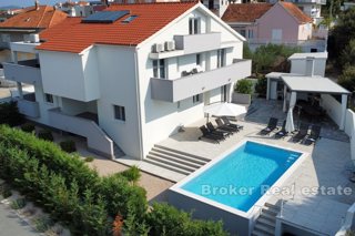 Casa con piscina e vista mare