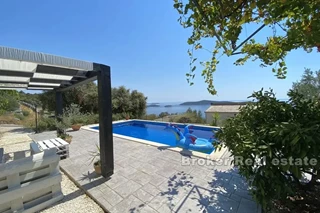 Bella casa con piscina e vista mare