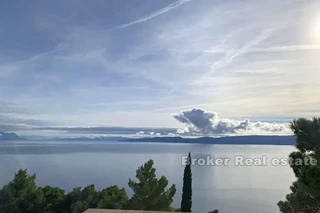 Vecchia casa in pietra con vista sul mare aperto