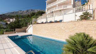 Palazzina con piscina