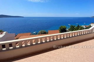 Casa e terreno edificabile con vista mare aperta