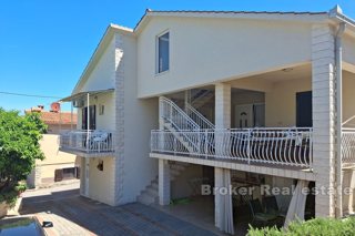 Un condominio con vista sul mare aperto