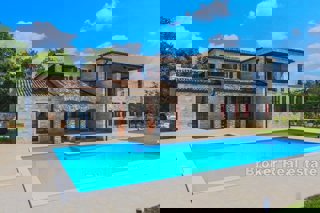Casa in pietra autoctona con piscina
