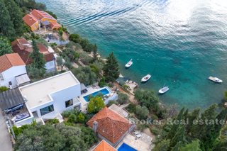 Villa con piscina sul mare