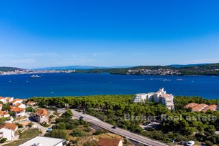 Moderno bilocale con vista mare