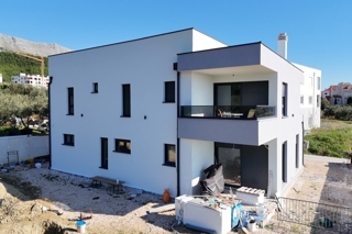 Casa di nuova costruzione con due appartamenti vicino al mare
